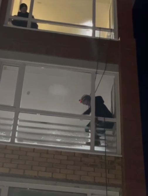 Сотрудники МЧС спасли жительницу Костаная, запертую на балконе