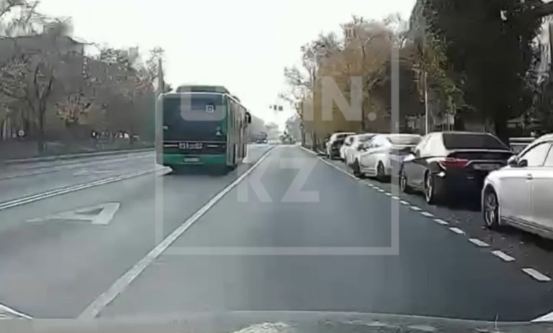 В Алматы водитель автобуса сбил пешехода