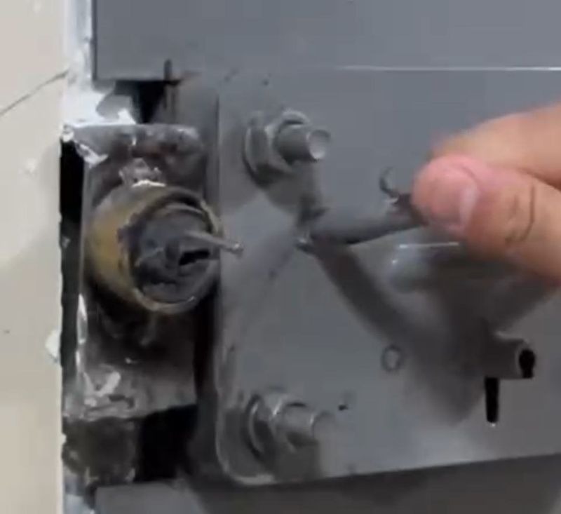 Два иностранца открыли нарколабораторию, где успели изготовить более 6 кг мефедрона