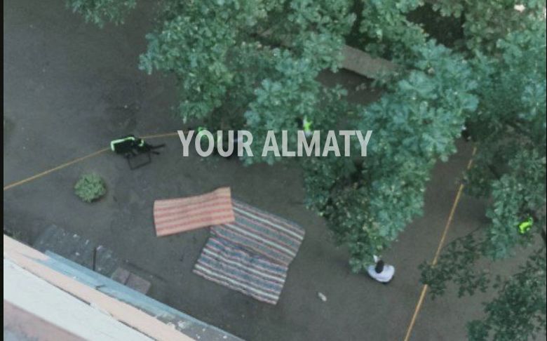 Девушка спрыгнула с седьмого этажа в Алматы