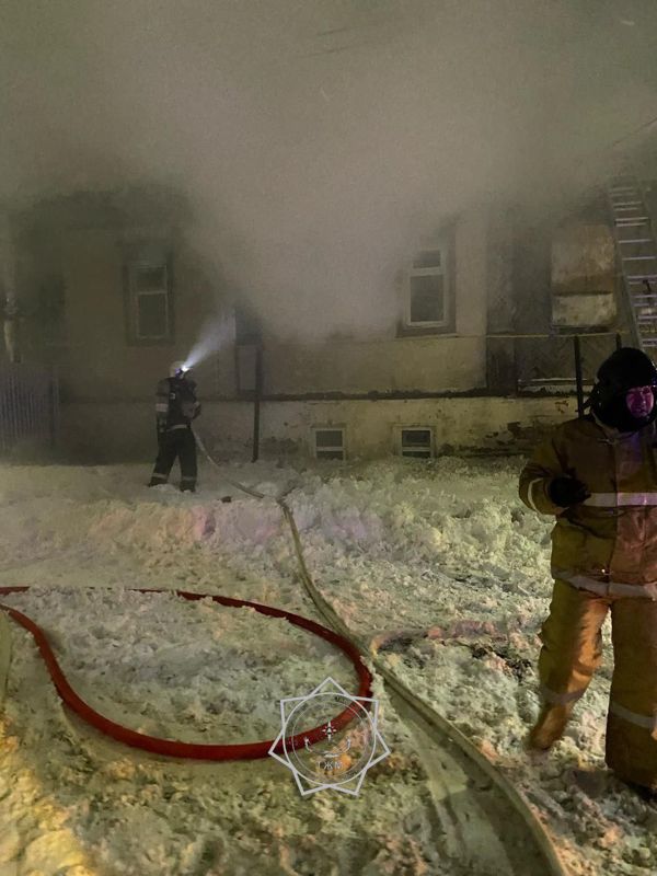 Женщина с трёхлетней дочкой едва не погибли в пожаре в Уральске