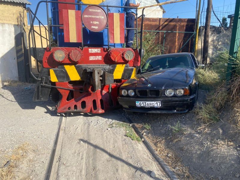 BMW против тепловоза: в Шымкенте водитель выехал на рельсы и устроил столкновение