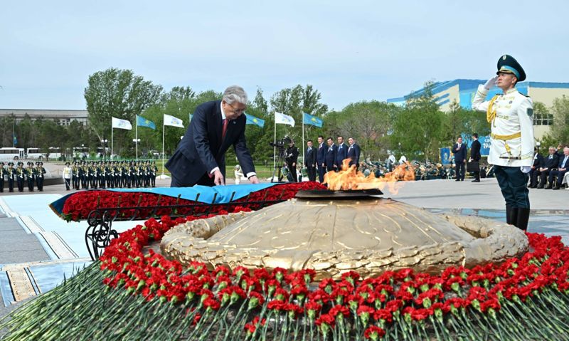Токаев возложил цветы к монументу «Отан Ана»