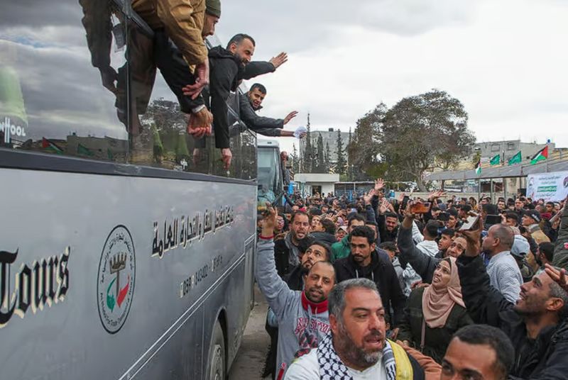 Поставили на паузу: Израиль отложил передачу ХАМАС более 600 палестинских заключенных