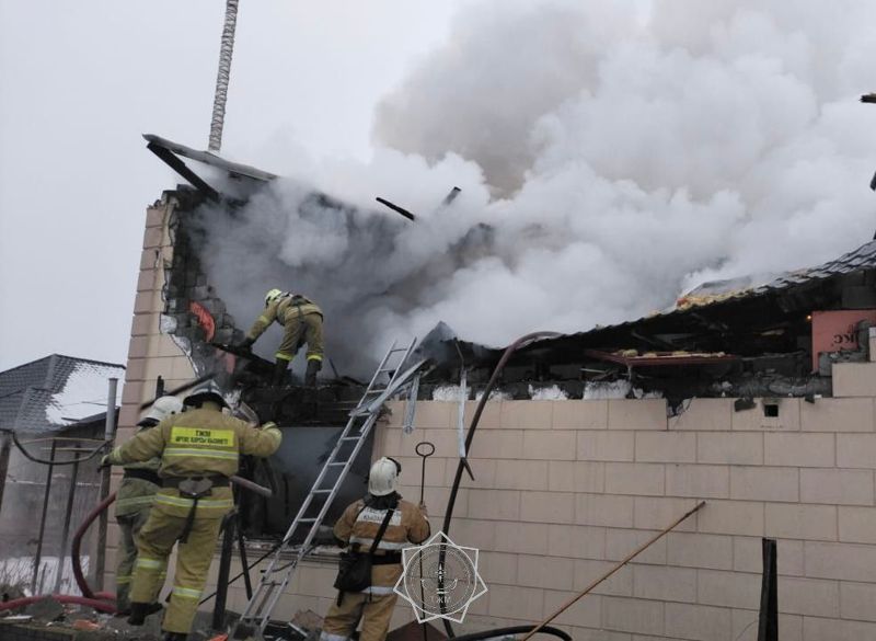В Талдыкоргане из-за взрыва рухнула крыша двухэтажного дома, есть пострадавшие