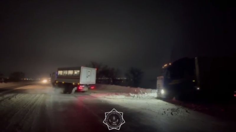 Больше 20 человек спасли за ночь на заснеженных трассах Казахстана