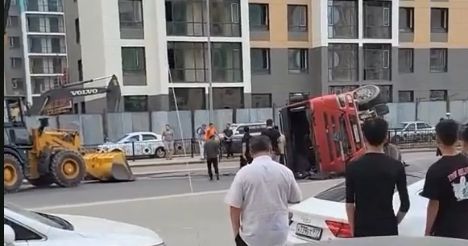 В Астане перевернулся бетоновоз после серии столкновений