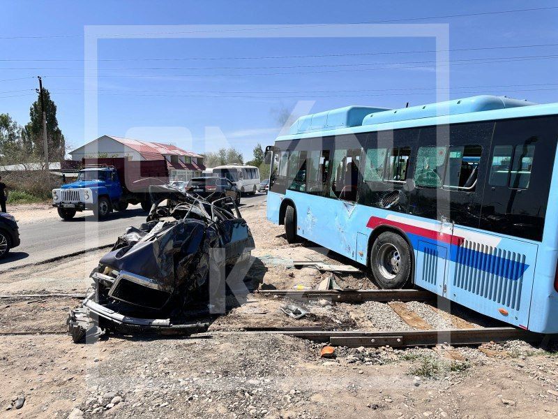 Родились в рубашке: в зажатой между автобусом и поездом легковушке находились двое - они живы