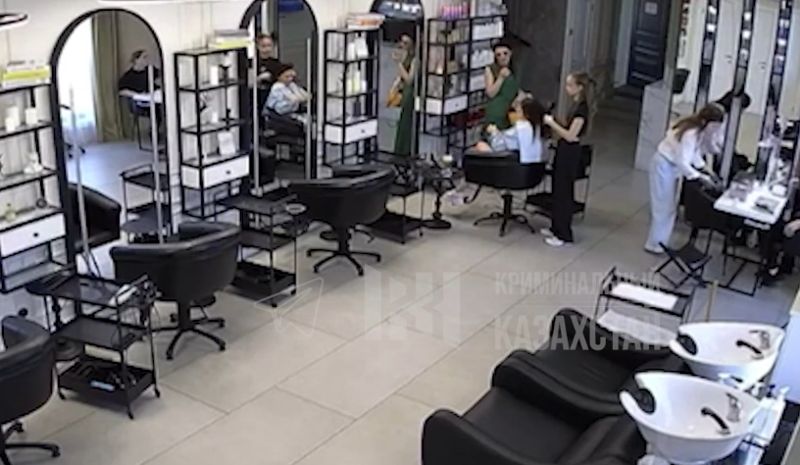Не поделили мужчину: в салоне красоты Павлодара две женщины устроили жесткую драку