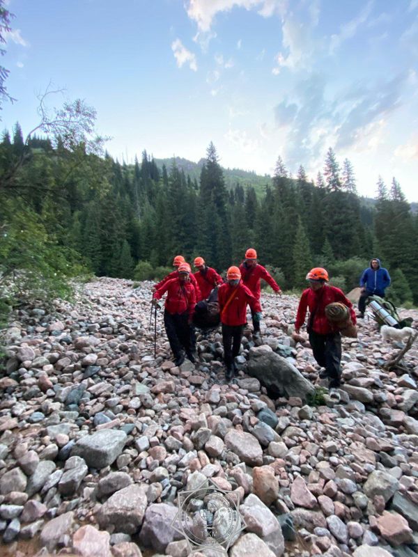 Мужчину с травмой ноги несколько километров несли пешком с горы в Алматинской области