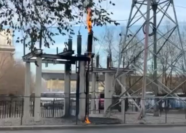 В Алматы загорелась трансформаторная подстанция