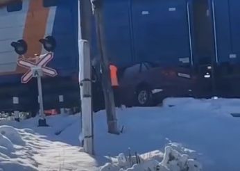 В Костанае Volkswagen выехал на рельсы и столкнулся с тепловозом