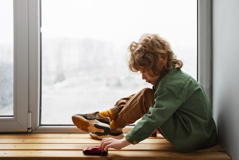 Трёхлетний ребёнок выпал из окна пятого этажа в Шымкенте