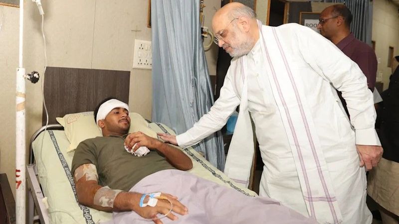 «Я думал, что тоже умру»: выживший в авиакатастрофе в Индии получил легкие травмы