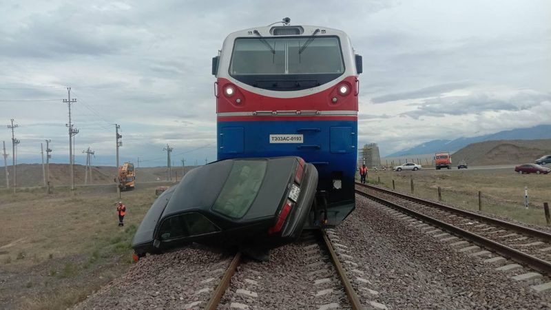 Поезд сбил легковое авто на переезде