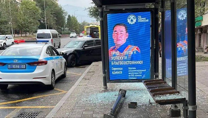 В центре Алматы иномарка протаранила автобусную остановку: пострадала девушка