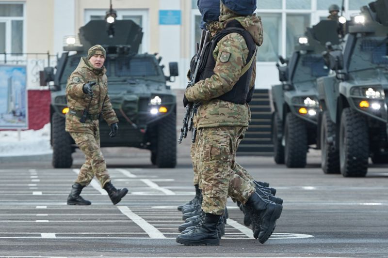 Боевые знамёна воинских частей, сформированных в Казахстане, впервые пронесут на параде в Астане