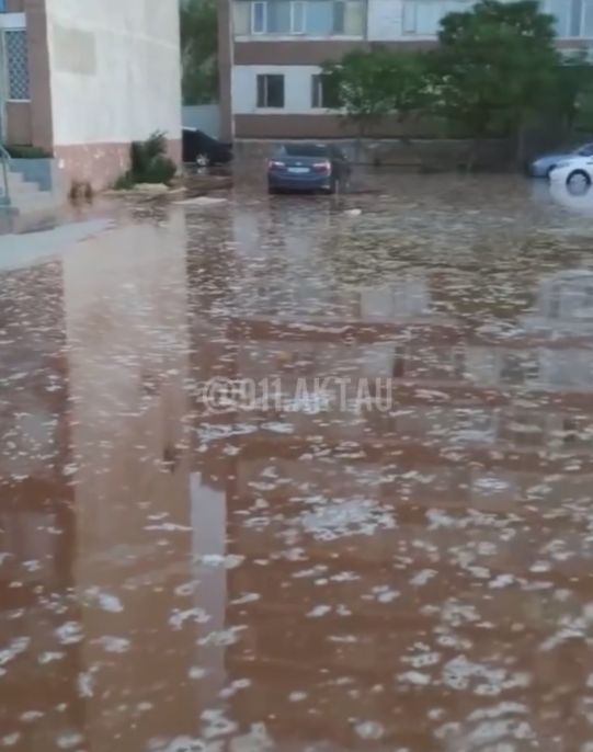 Ржавая вода затопила несколько дворов в Актау