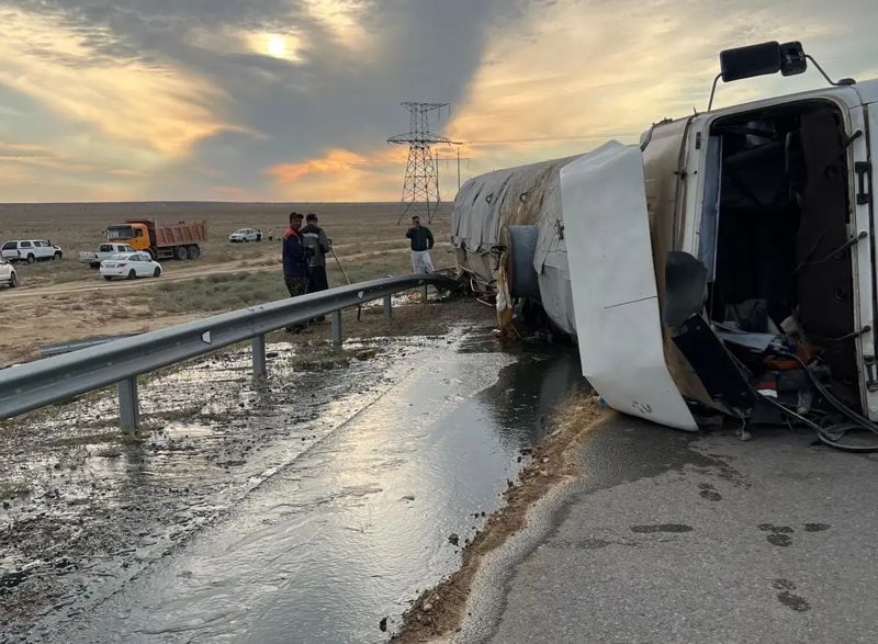 Фура с нефтью перевернулась на трассе Актау – Жанаозен