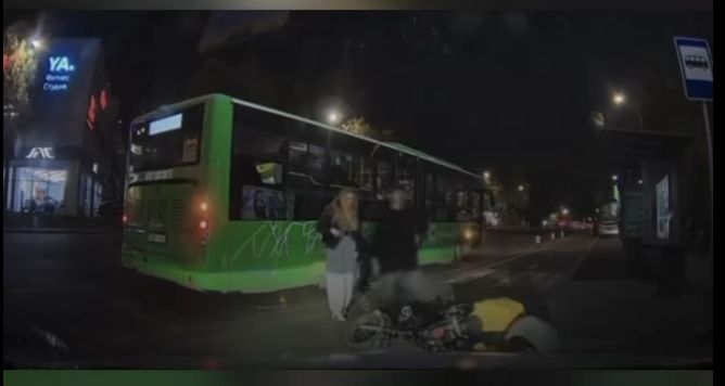 В Алматы курьер на электровелосипеде сбил девушку, выходившую из автобуса