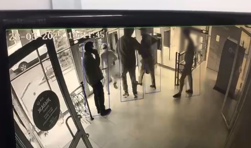 В Уральске трое мужчин украли из терминала больше полумиллиона тенге