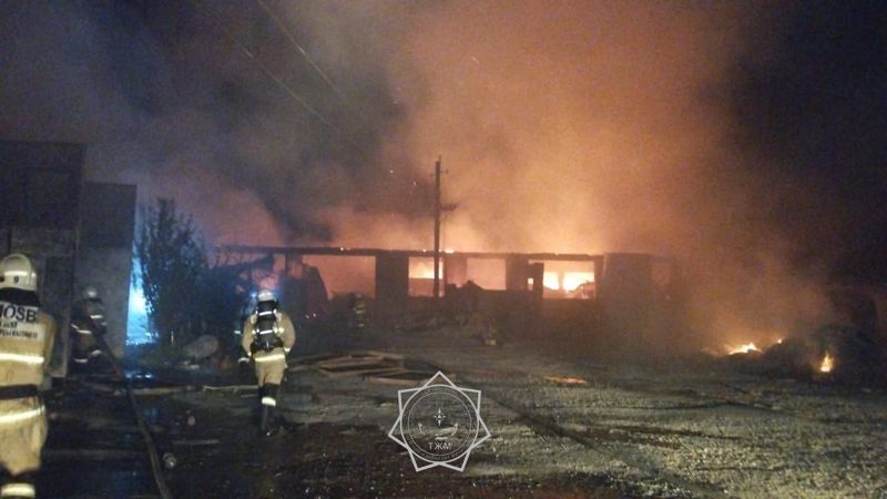 В Шымкенте в горящем коровнике едва не взорвались 25 газовых баллонов