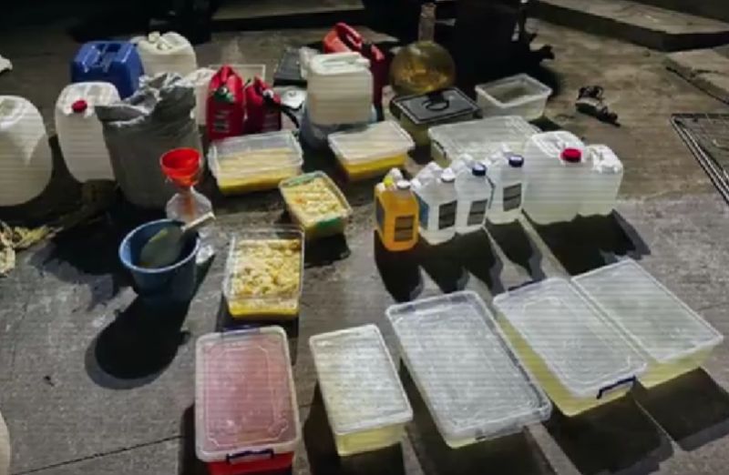 Двух мужчин осудили за подпольный цех снюса в Туркестане