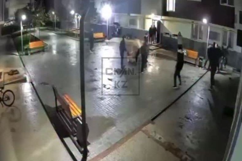 Толпа против одного: в Алматы избили охранника жилого комплекса