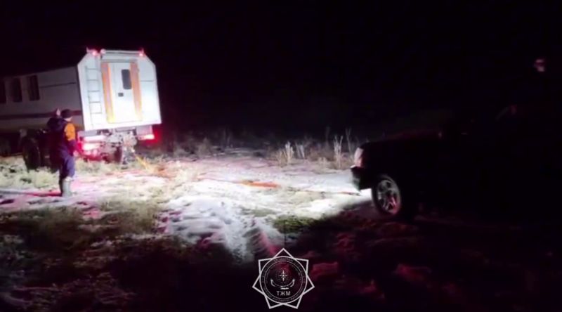 Лёд проломился под двумя авто с пассажирами в Жетысу