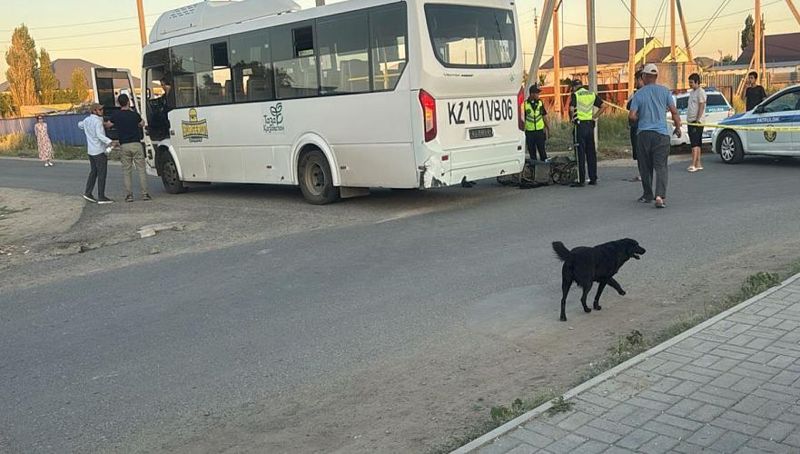 Смертельное ДТП в Атырауской области: 13-летний подросток на мопеде врезался в автобус