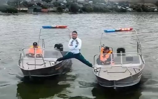Спасатель из Акмолинской области повторил шпагат Ван Дамма на движущихся катерах
