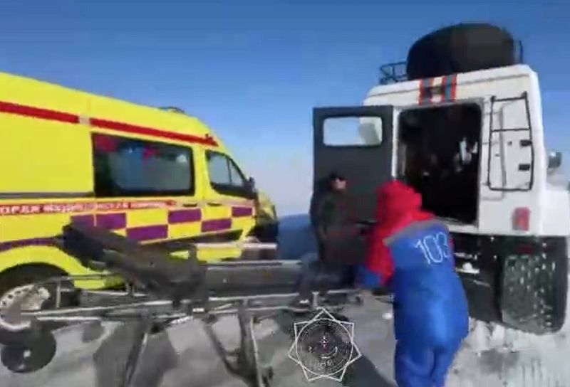 Скорую помощь с пациенткой спасали из снежного заноса в Костанайской области