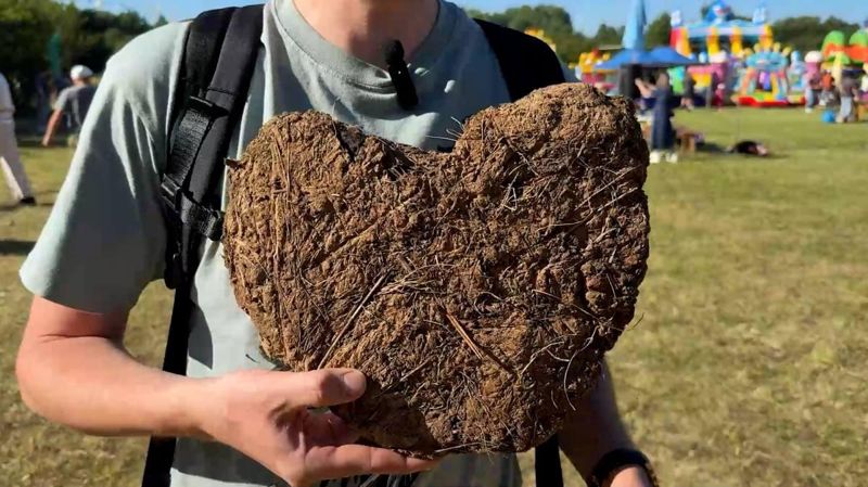 В метании коровьих лепешек состязались несколько сот человек в Пермском крае