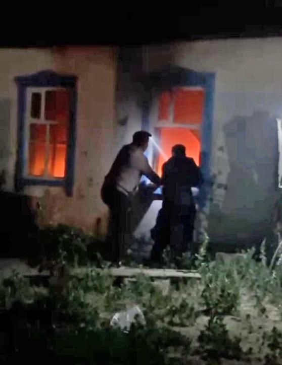 Военнослужащий спас женщину из горящего дома в Семее