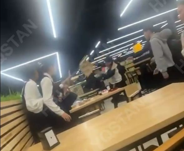 Алматинские школьники подрались в торговом центре