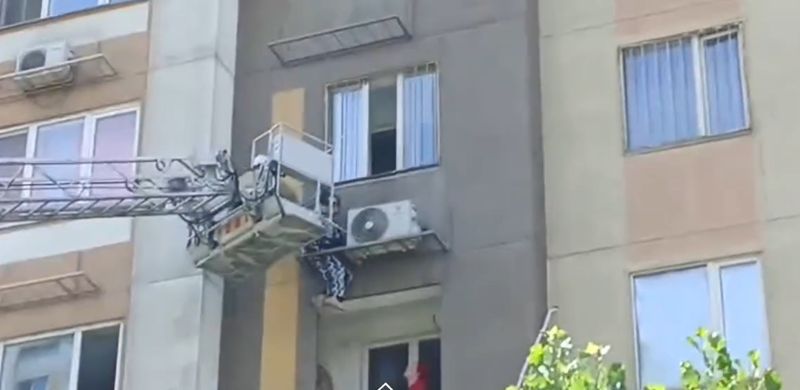 Алматинка оступилась и повисла на высоте пяти этажей