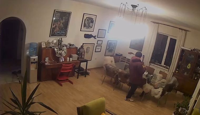 Алматинец стащил сейф из квартиры и увёз его на троллейбусе