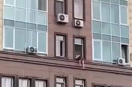 Хотела выйти: пьяная девушка висела на карнизе высотки в Алматы