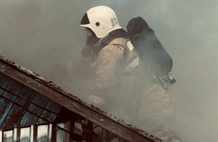 В Алматы загорелся двухэтажный коттедж