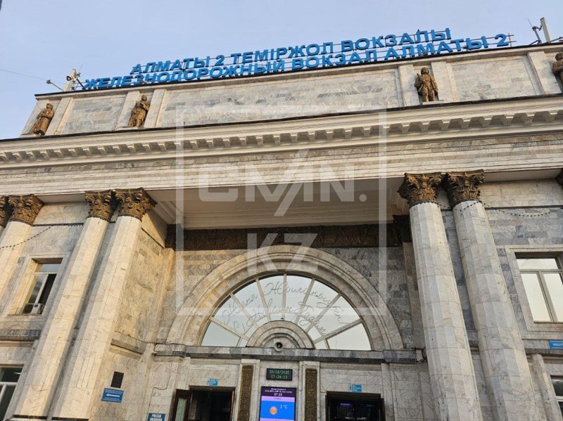 15-летний подросток в Алматы забрался на крышу поезда и получил удар током