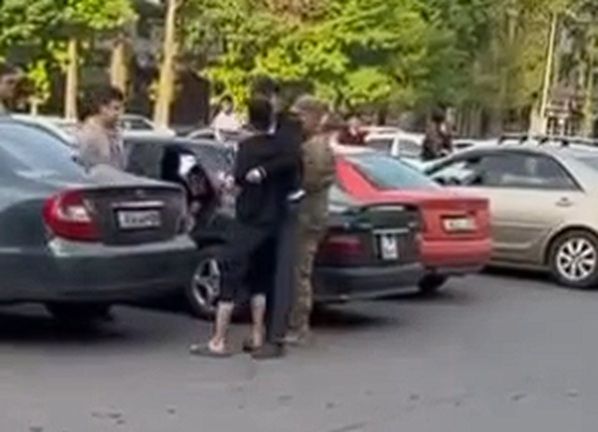 Парень пытался вскрыть вены перед военными - призывная кампания идет в Таразе