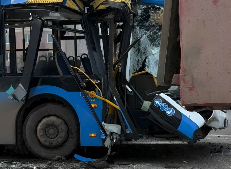 Автобус врезался в грузовик в Астане: есть пострадавшие