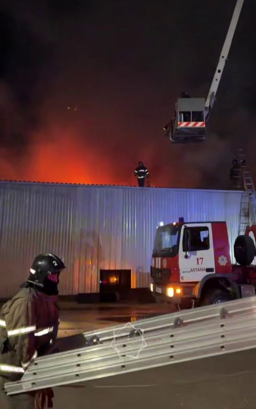 В Астане ночью тушили склады