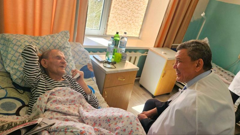 Сбили с ног: ветерана с переломом костей навестил аким СКО