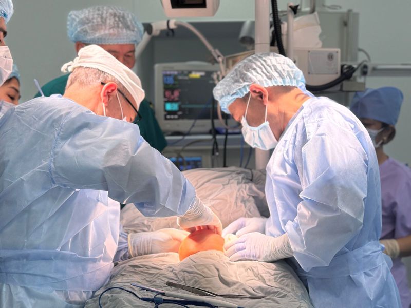 В Алматы прооперировали новорождённого с гигантской опухолью на шее