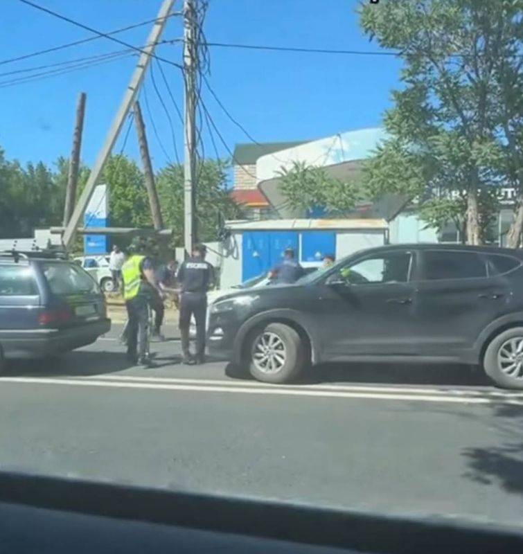 Шымкентские полицейские шутить не любят: дубинкой разбили окно и задержали "угонщика"