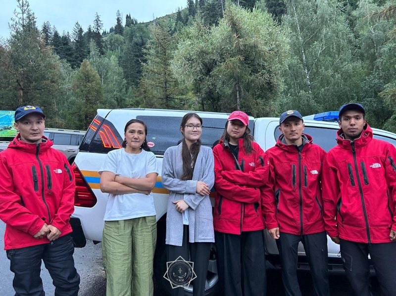 Двух девушек спасали в горах Алматы