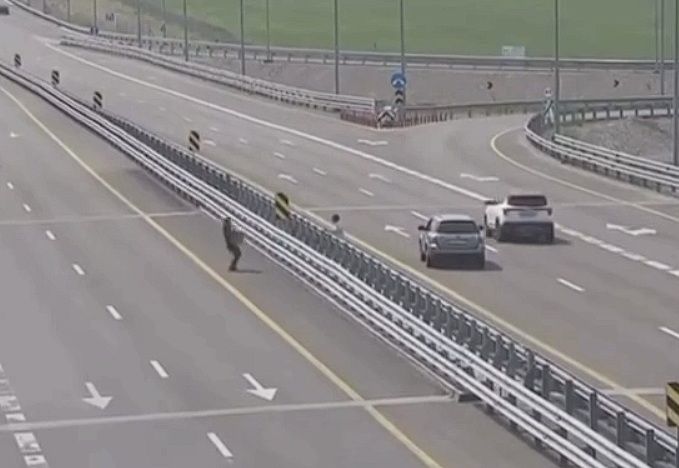 Штрафной пункт назначения: два водителя решили обменяться посылками на БАКАДе в Алматы