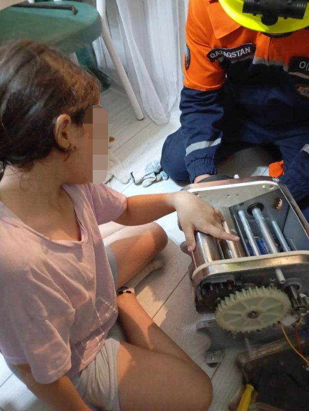 В тестораскаточной машинке застряла рука у 10-летней астанчанки