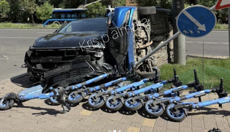 В Алматы Changan перевернулся после ДТП с Hyundai и снёс электросамокаты